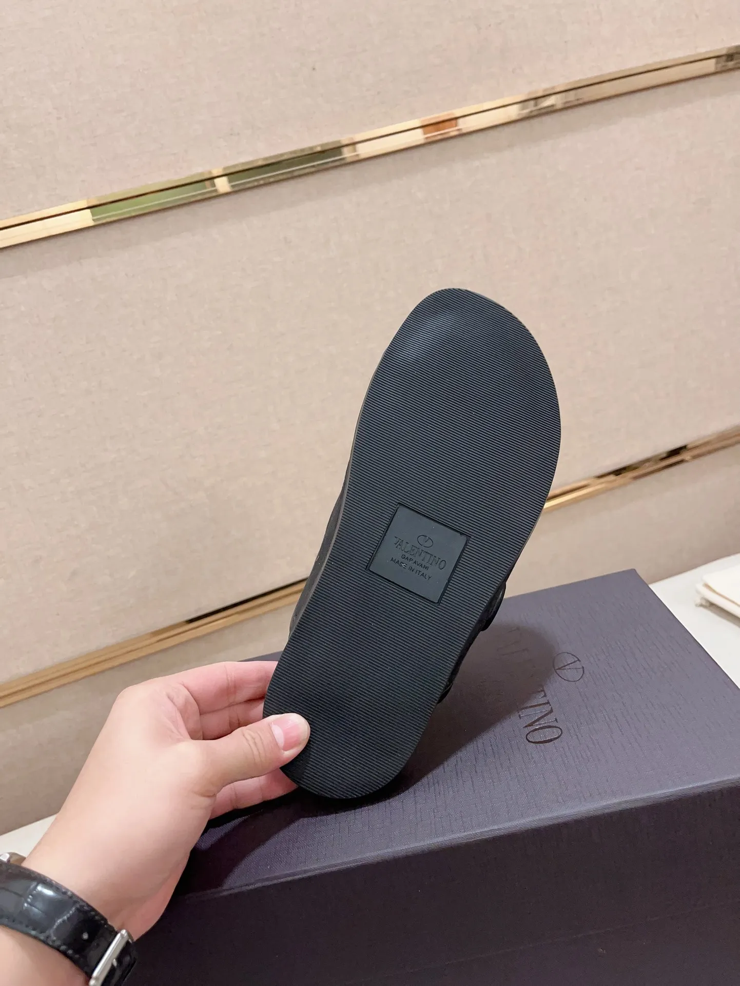 Men's shoes💰: 440💰High version, couple style👩‍❤️‍👨[Valentino] New boutique slippers, counter quality, classic plaid, the actual workmanship is quite complex🔰The upper is made of imported canvas fabric➕🐑Sheepskin lining, which tests the craftsman's craftsmanship➕original PU outsole. Size: 35-45